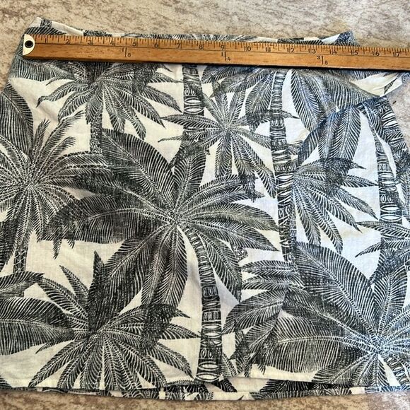 Marine Layer Black and White Leaf Print Fabric
Wrap skirt size small - Picture 6 of 7